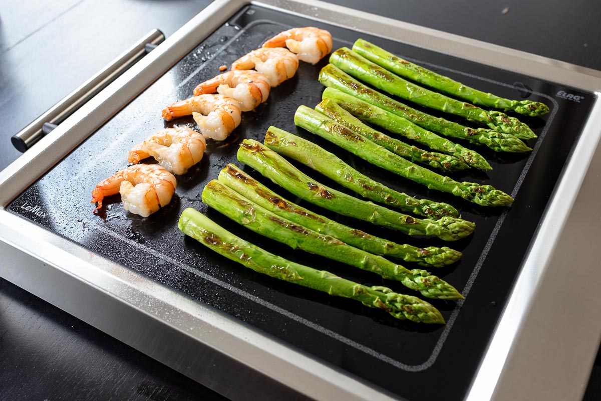 Lemax grill with asparagus and prawns